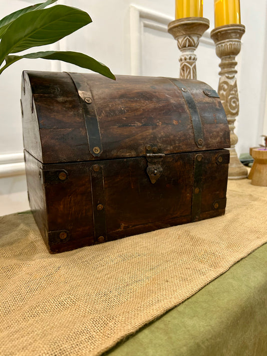 Vintage wooden trinket box with antique brass detailing – handcrafted home decor by Flashback”